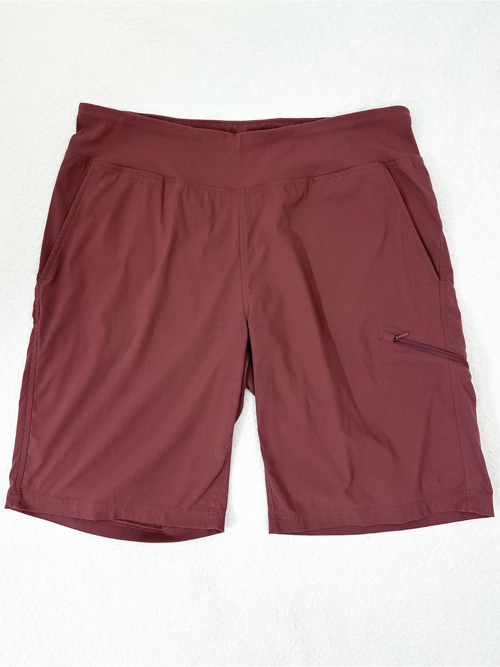 Mountain Hardwear Women’s Medium
Shorts Dynama/2 Bermuda Lightweight Stretch